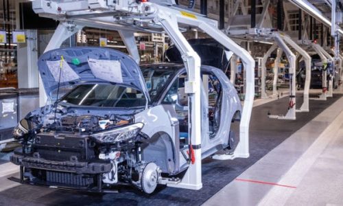 Un-futuro-eléctrico-para-las-automotirces2P-W-pag.-58-60-640x360